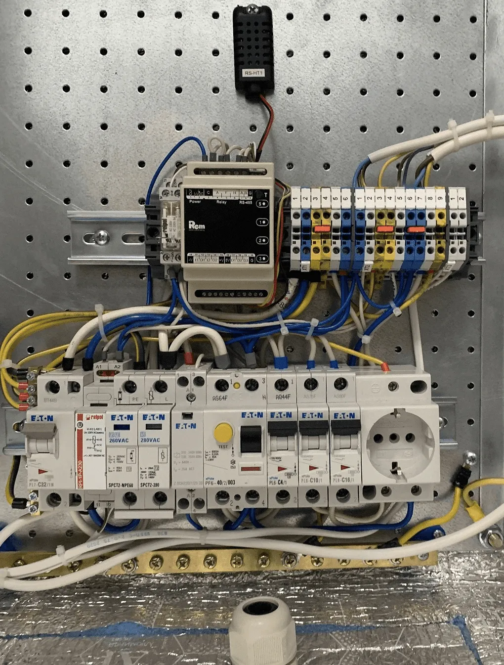 Шкаф всепогодный напольный 36U (Ш1000 × Г900), комплектация Т1 с контроллером MC1 и датчиками